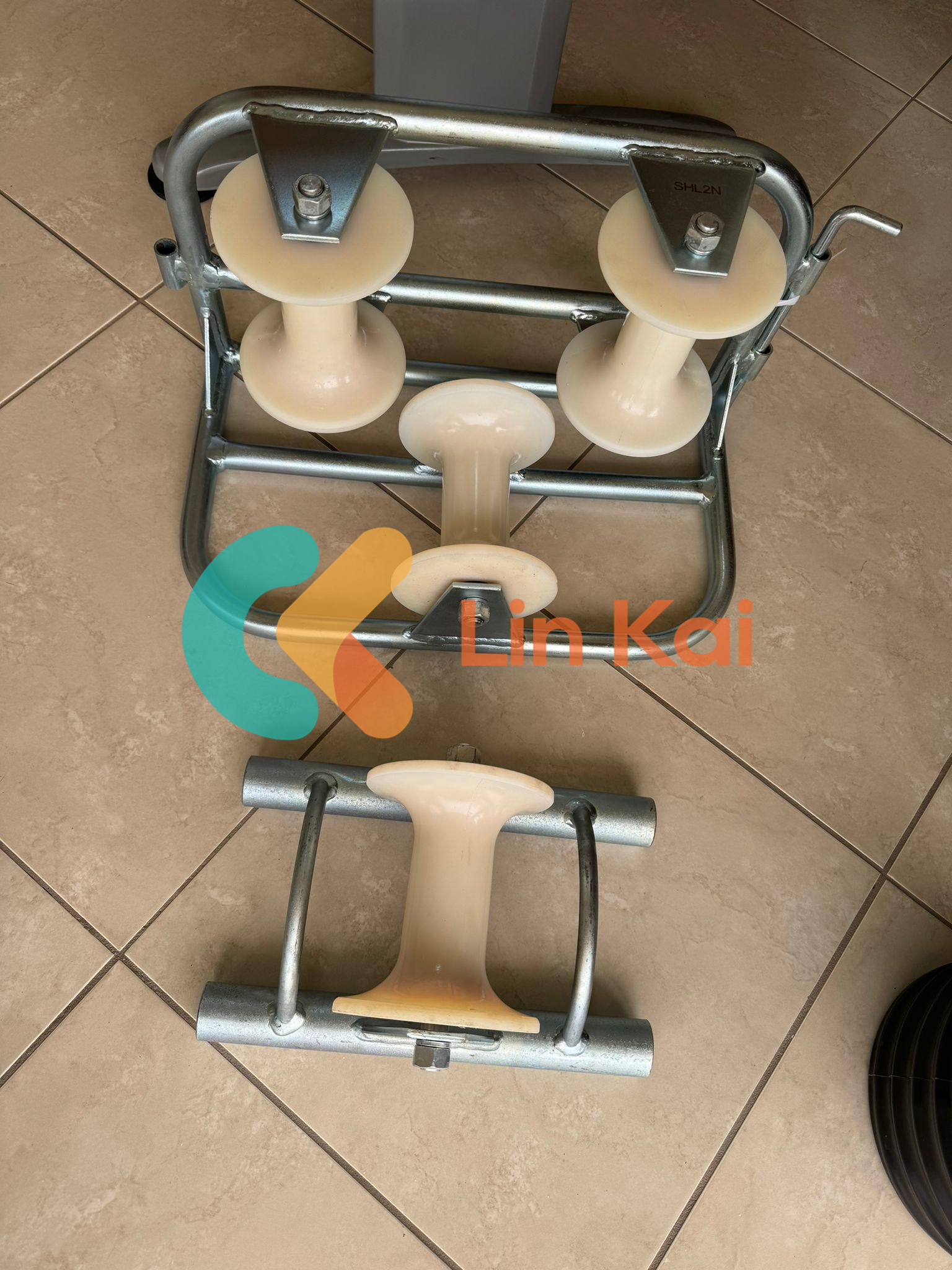 Која е главната функција на ролерот за заземјување на кабелот?